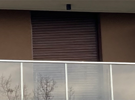 Dió színű aluredőny, eltolható ajtós szúnyogháló – Budapest XIII. kerület