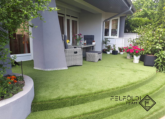 Műfű kertes ház teraszán – Nyíregyháza