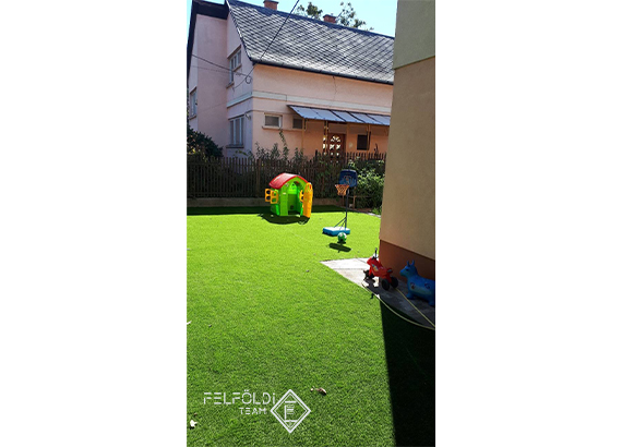 Műfű udvaron – Budapest XIX. kerület
