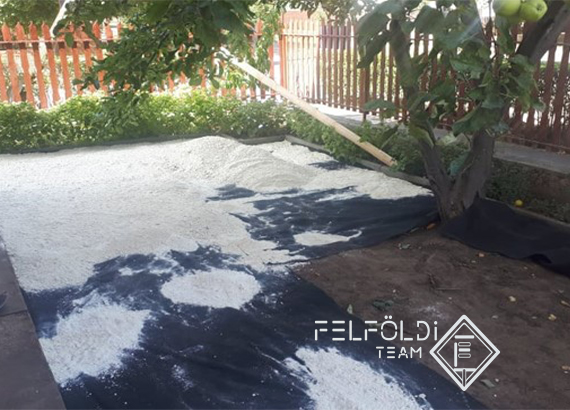 Műfű telepítés közben 3